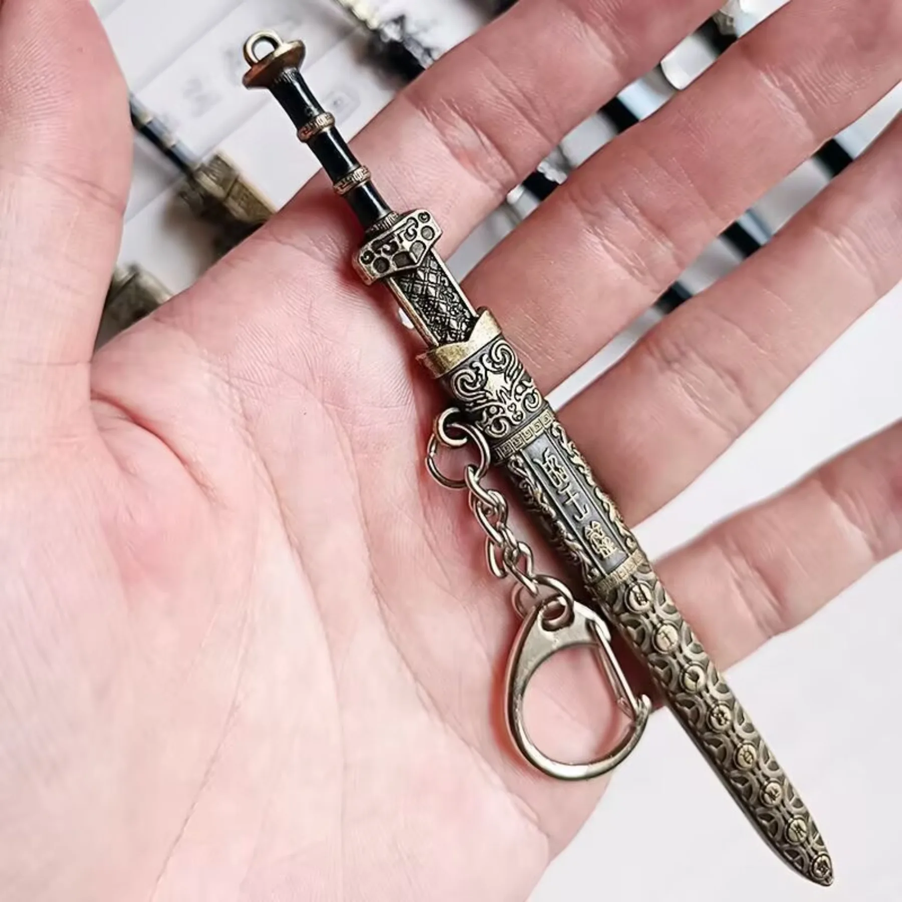 1 PC Mini ดาบรูปร่างจี้พวงกุญแจอาวุธรุ่น Sheath ของเล่นมีดโลหะอะนิเมะ Key แหวนเครื่องประดับกระเป๋า Charm อุปกรณ์เสริม