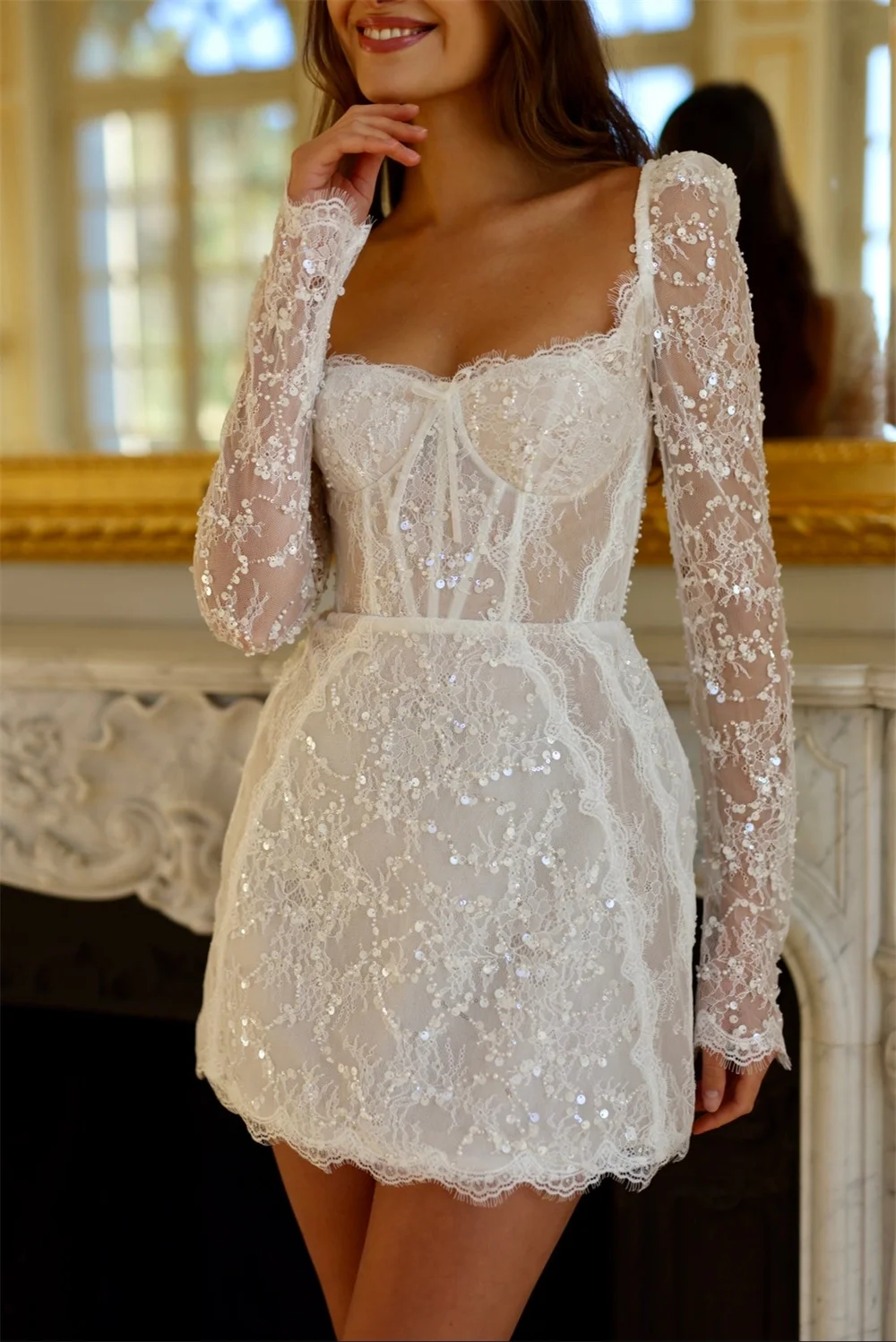Minigonna personalizzata Collo quadrato Abito da sposa in pizzo con paillettes Maniche lunghe Abiti da sposa Abito corto con lacci sul retro Dopo la festa