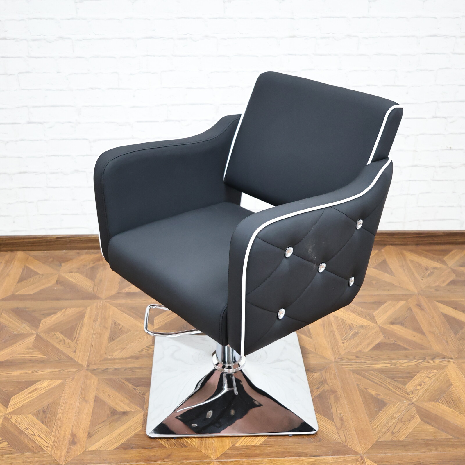 เก้าอี้ตัดผมร้านตัดผม, 360 °   เก้าอี้ไฮดรอลิกหมุนได้ สีดำ ดีไซน์ใหม่ เฟอร์นิเจอร์ร้านทำผมแบบปรับแต่งได้ ขายส่ง