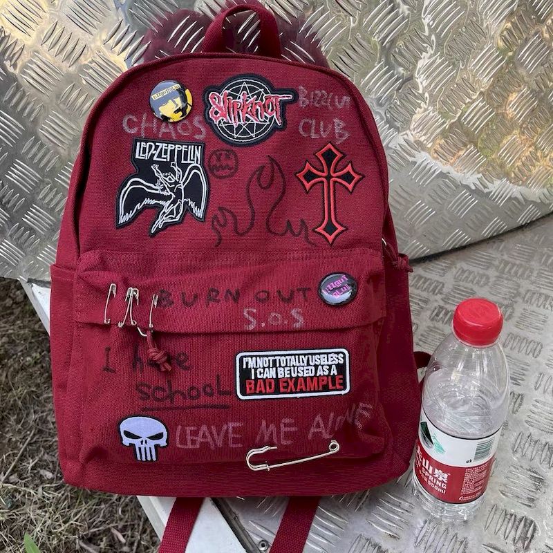 Wine Red Rock Punk Y2Kกระเป๋าเป้สะพายหลังนักเรียนขนาดใหญ่ความจุกระเป๋าเป้สะพายหลังลําลองสําหรับผู้ชายและผู้หญิง2025ใหม่ในกระเป๋า
