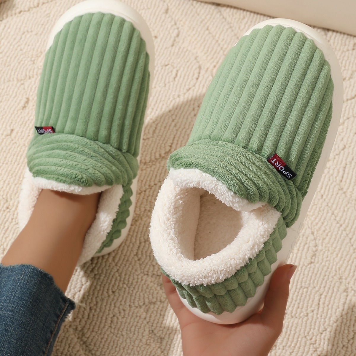 Nuevos zapatos cortos cálidos de algodón de felpa, zapatos de invierno de algodón para mujer, zapatos antideslizantes de piel con plataforma para mujer, zapatos informales cómodos para casa para hombre 2025