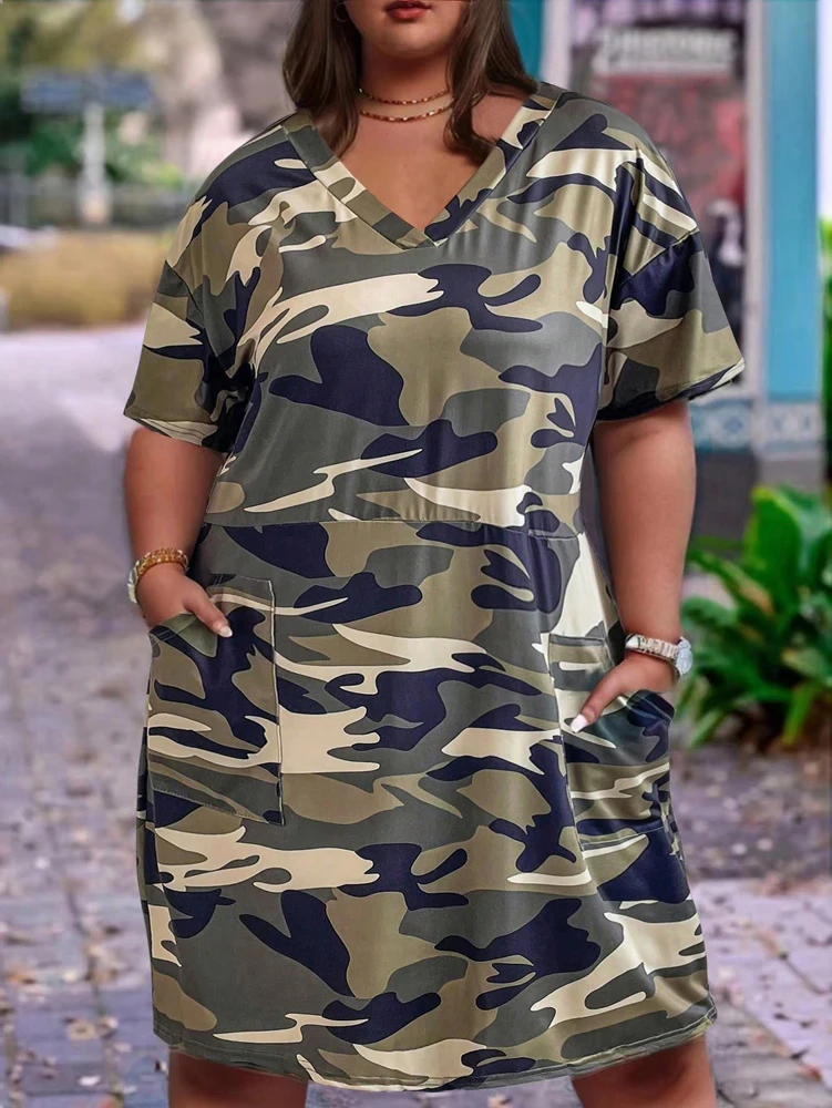 Plus-Size-Kleid mit V-Ausschnitt, Tarndruck, Tasche, kurzärmelig, Sommermodelle, lässig, lockeres Polyestermaterial, 2025, neu