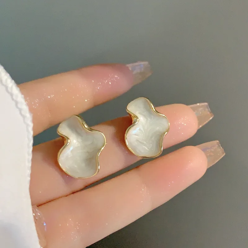 Orecchino a bottone irregolare con nuvola di colore bianco alieno astratto per le donne Gioielli per l'orecchio con temperamento Semplice regalo di Natale di San Valentino