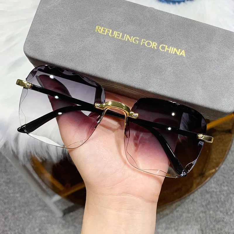 Gafas de sol cuadradas sin montura a la moda para mujeres y hombres, gafas de sol con degradado de verano para viajes en la playa y vacaciones (no incluye estuche para gafas)