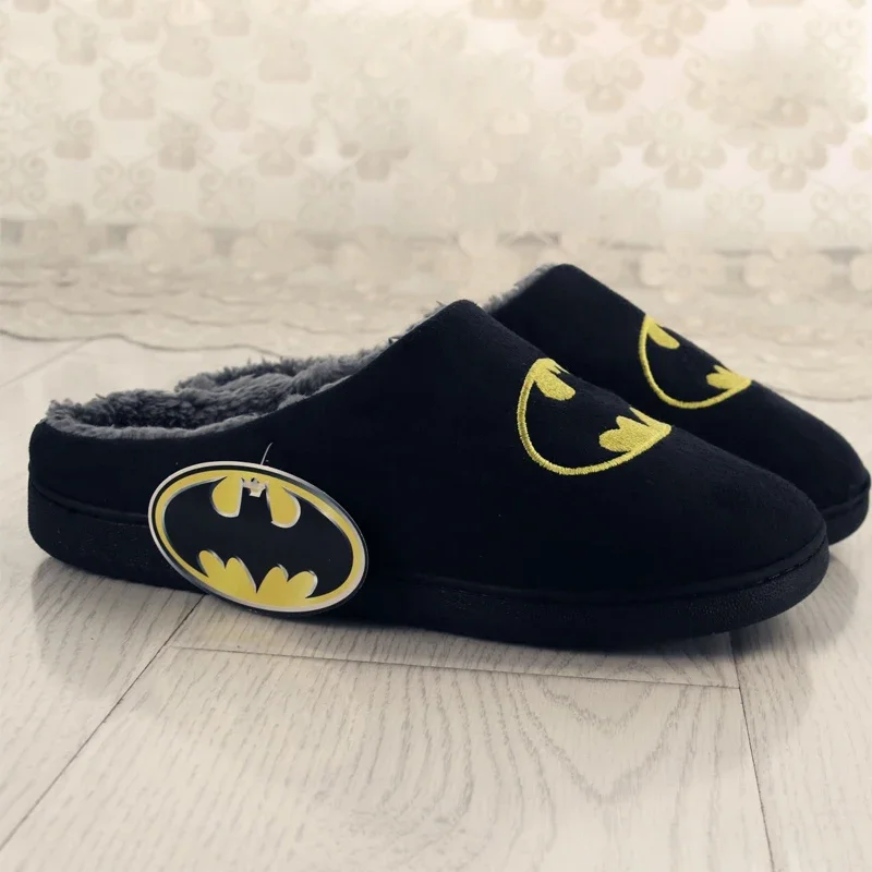 Batman รองเท้าแตะฤดูหนาวผู้หญิง WARM Plush รองเท้าแตะลื่นในร่มสไลด์การ์ตูนอะนิเมะ DC ชายคู่รองเท้าแตะผ้าฝ้าย