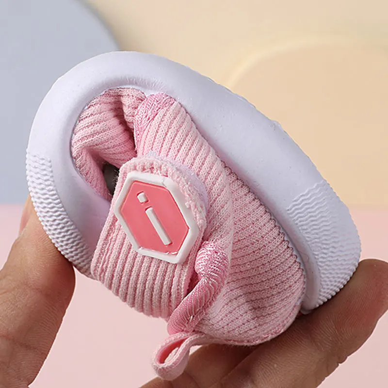 Sapatos infantis para crianças de 0 a 36 meses, caminhada com luz sonora, sapatos fofos rosa para meninos recém-nascidos, tênis macios com estampa de desenho animado