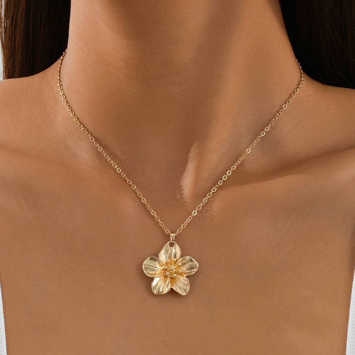 Nueva moda Simple Metal arrugado flores estereoscópicas colgante collar para mujer encanto temperamento clavícula cadena joyería de fiesta