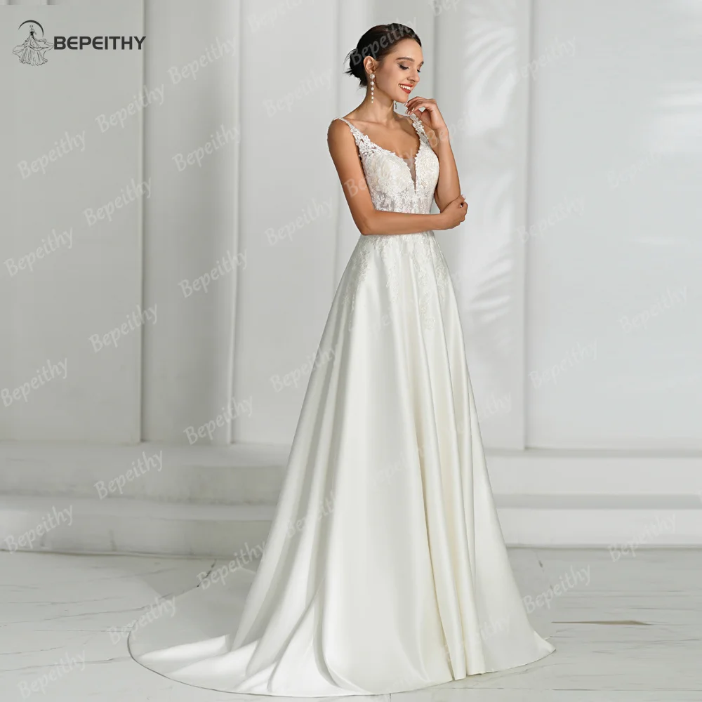 BEPEITHY ที่กําหนดเอง V คอเซ็กซี่ Backless ซาตินงาช้างชุดแต่งงานสําหรับผู้หญิง 2024 ลูกไม้ Bodice Sweep Train Boho ชุดเจ้าสาว