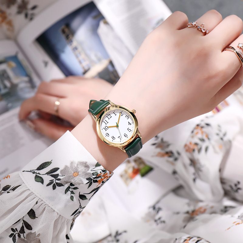 Pouco fresco esporte feminino relógio de quartzo algarismos árabes mostrador simples pulseira de couro do plutônio feminino cor doce