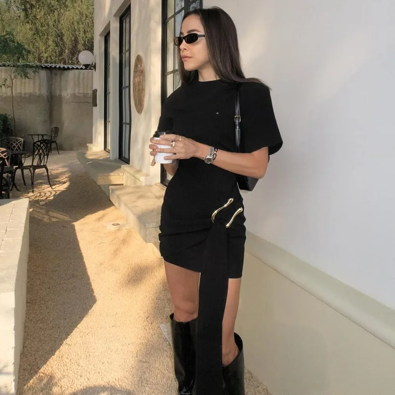 Nouvelle mode pour femmes tempérament boucle en métal noir décoration col rond taille tempérament banlieue demi manches courtes drees