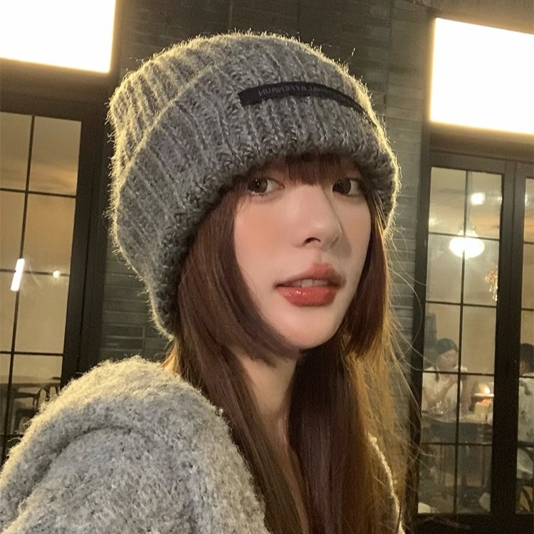 หมวกใหม่สำหรับผู้หญิงในฤดูใบไม้ร่วงและฤดูหนาวแฟชั่นใหม่อเนกประสงค์หมวกขนสัตว์โชว์ใบเล็กหมวกถักอบอุ่น Topi dingin