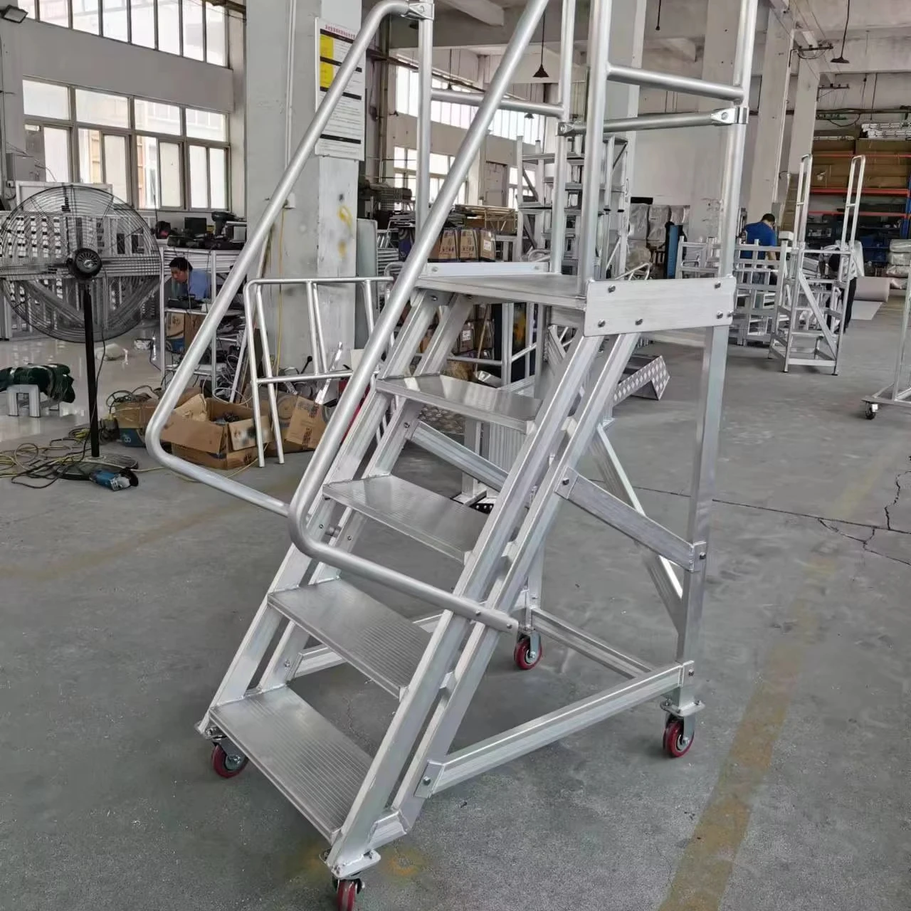 Orden de almacén de aislamiento de escalera de escalada extraíble de aluminio que recoge la escalera de plataforma móvil