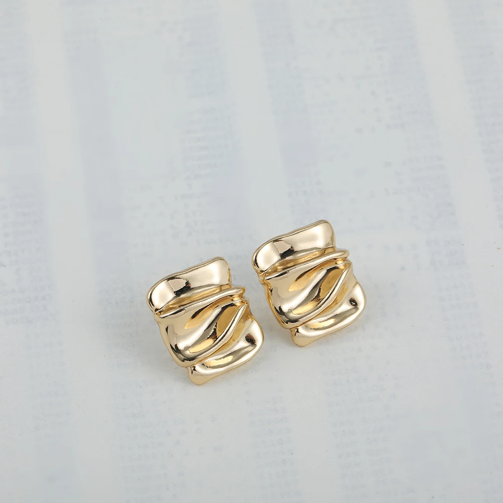 Orecchini a bottone piccoli lucidi quadrati placcati in oro punk per regali di gioielli per l'orecchio penetranti alla moda in metallo pieghettato geometrico delle ragazze delle donne