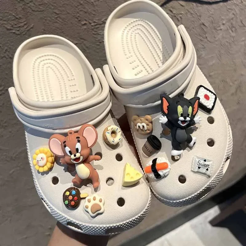 MINISO Tom and Jerry ชุดอะนิเมะสําหรับน่ารักการ์ตูนรองเท้า Charms อุปกรณ์ตกแต่งสําหรับ Classic Clog X-mas ของขวัญ
