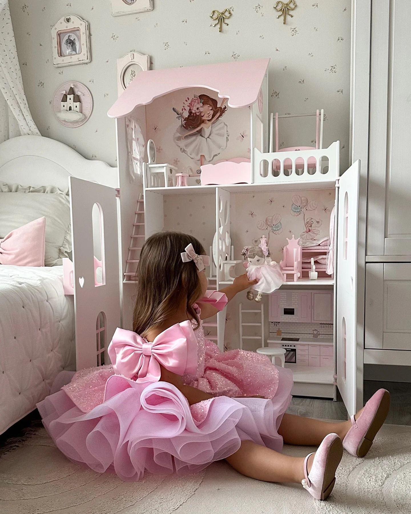 ที่กําหนดเองชุดสาวดอกไม้สีชมพูสําหรับงานแต่งงานเลื่อมโบว์เข่าความยาวน่ารักเจ้าหญิงวันเกิด Party First Communion Gown