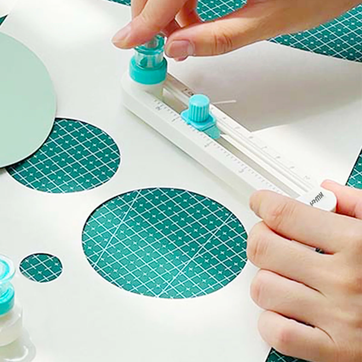 Multi-functional 360° rotating handheld circular cutting machine - with adjustable blue knob, office and school supplies