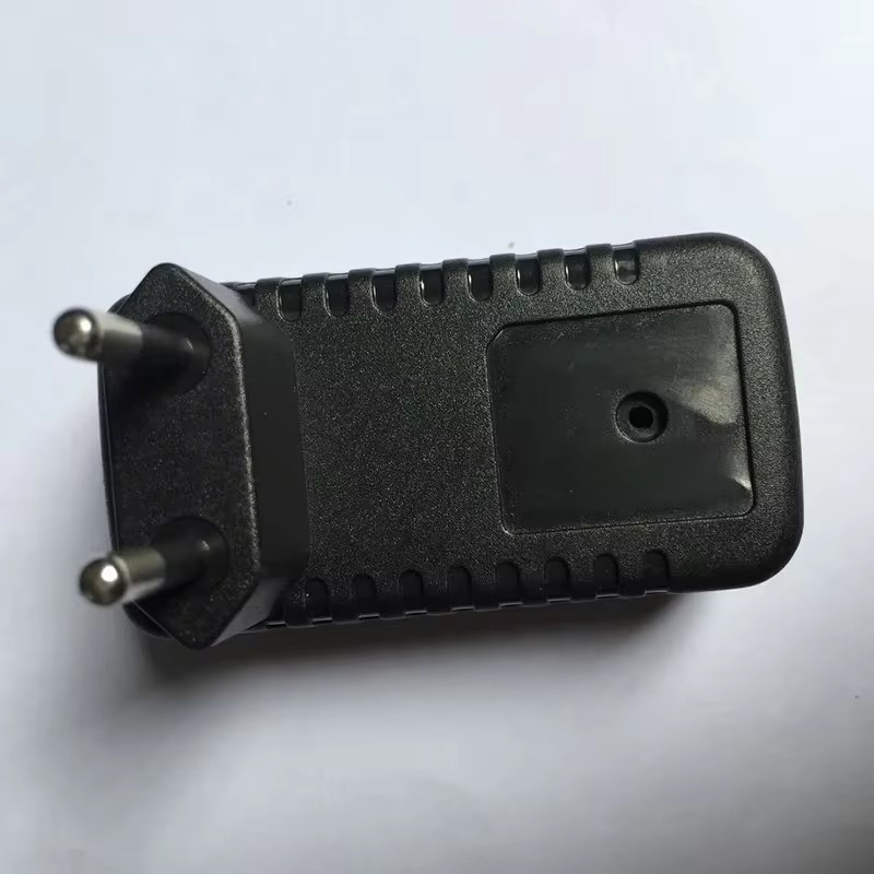 Punto oculto del contenedor seguro del cargador falso negro Adaptador de corriente del compartimiento del almacenamiento oculto Secret Home Diversion Stash Can