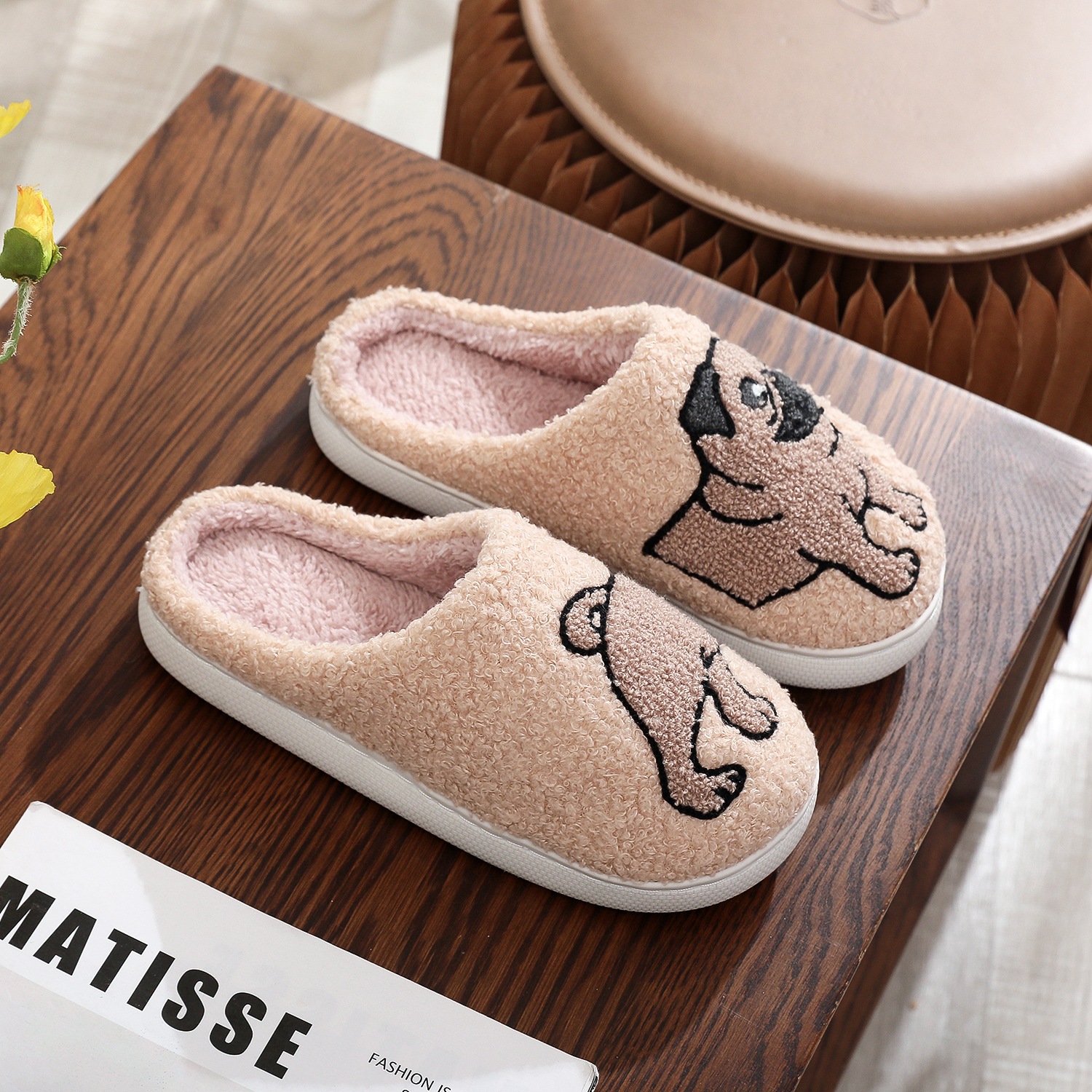 รูปแบบสัตว์เลี้ยง Pug Pug เย็บปักถักร้อยตุ๊กตาแพลตฟอร์มบ้าน COZY Furry รองเท้าแตะผ้าฝ้ายน่ารักอบอุ่นลื่นรองเท้าแตะในร่มสัตว์เลี้ยง MOM ของขวัญผู้ชายผู้หญิงสามารถสวมใส่