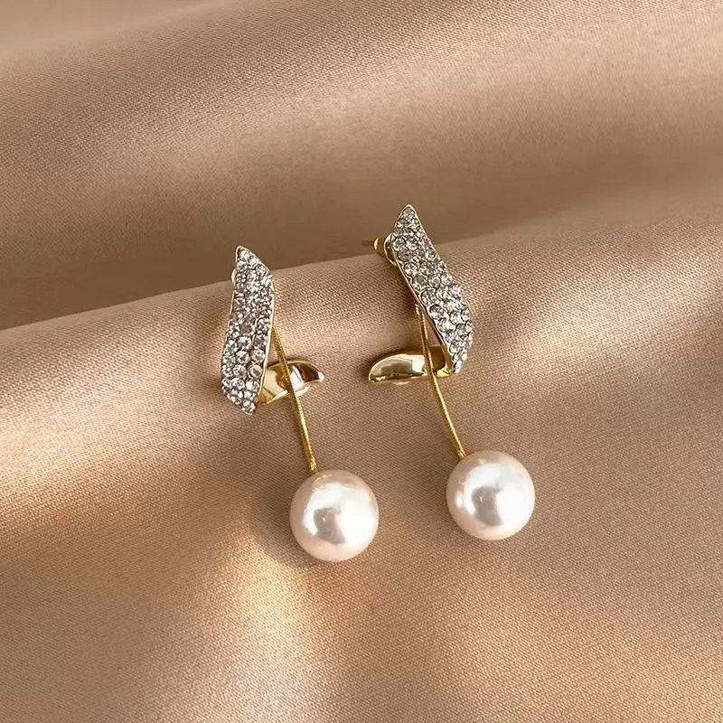 Un nuevo dos pendientes de perlas, pendientes colgantes Joker, pendientes simples de temperamento para mujer