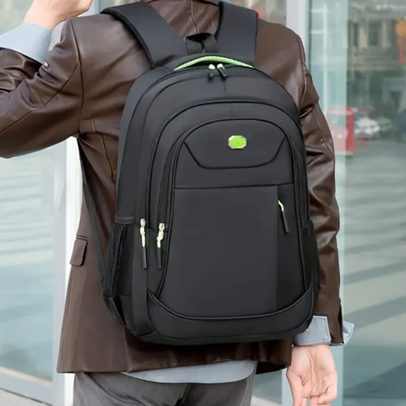 As bolsas de gênero neutro para mulheres e homens são adequadas para usar ao ir à escola ou viajar com uma mochila ou mochila