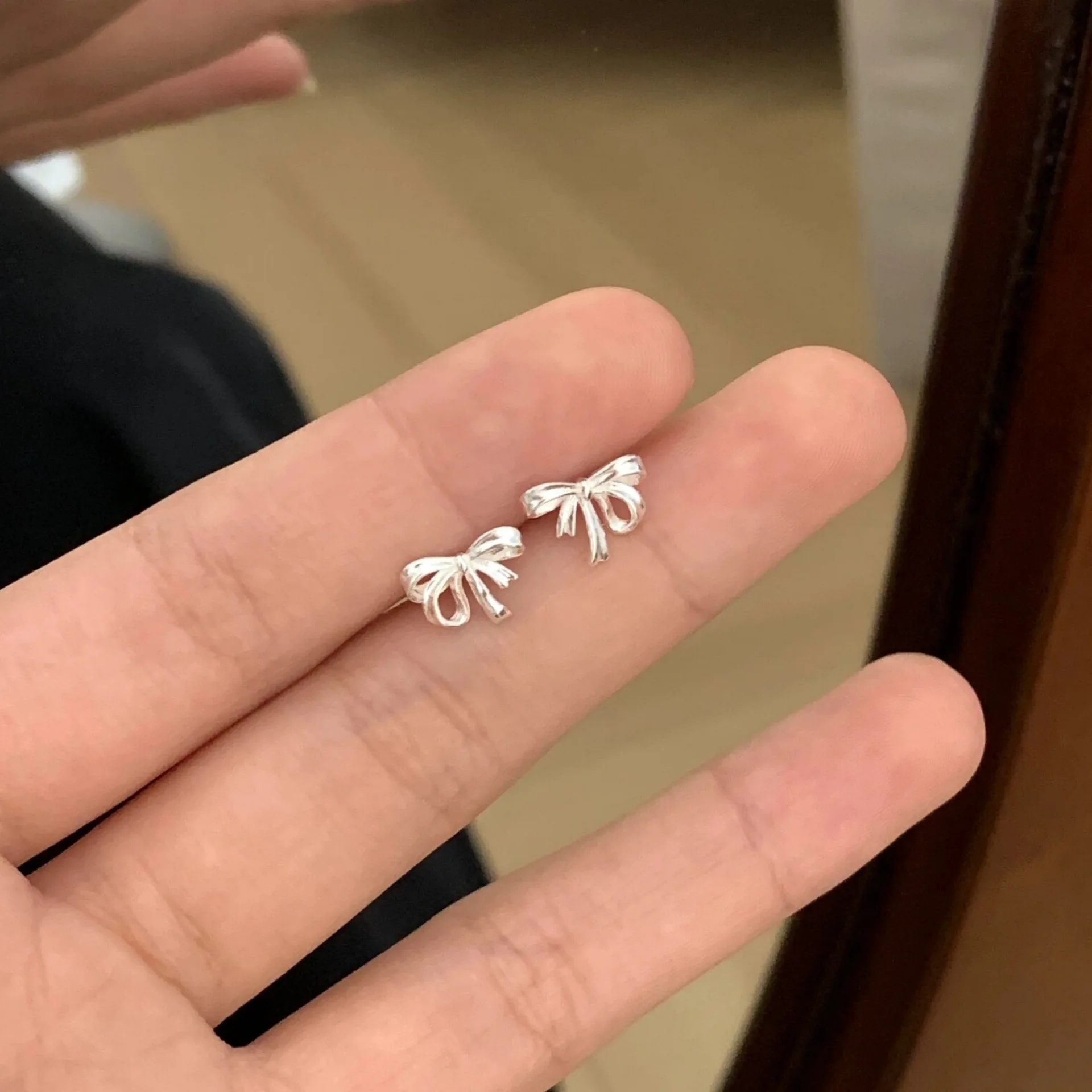 Real 925 เงินริบบิ้นขนาดเล็กโบว์สกรูหัวเข็มขัดเจาะที่กําหนดเองต่างหูสตั๊ดสําหรับผู้หญิงเครื่องประดับ Fine Minimalist อุปกรณ์เสริม