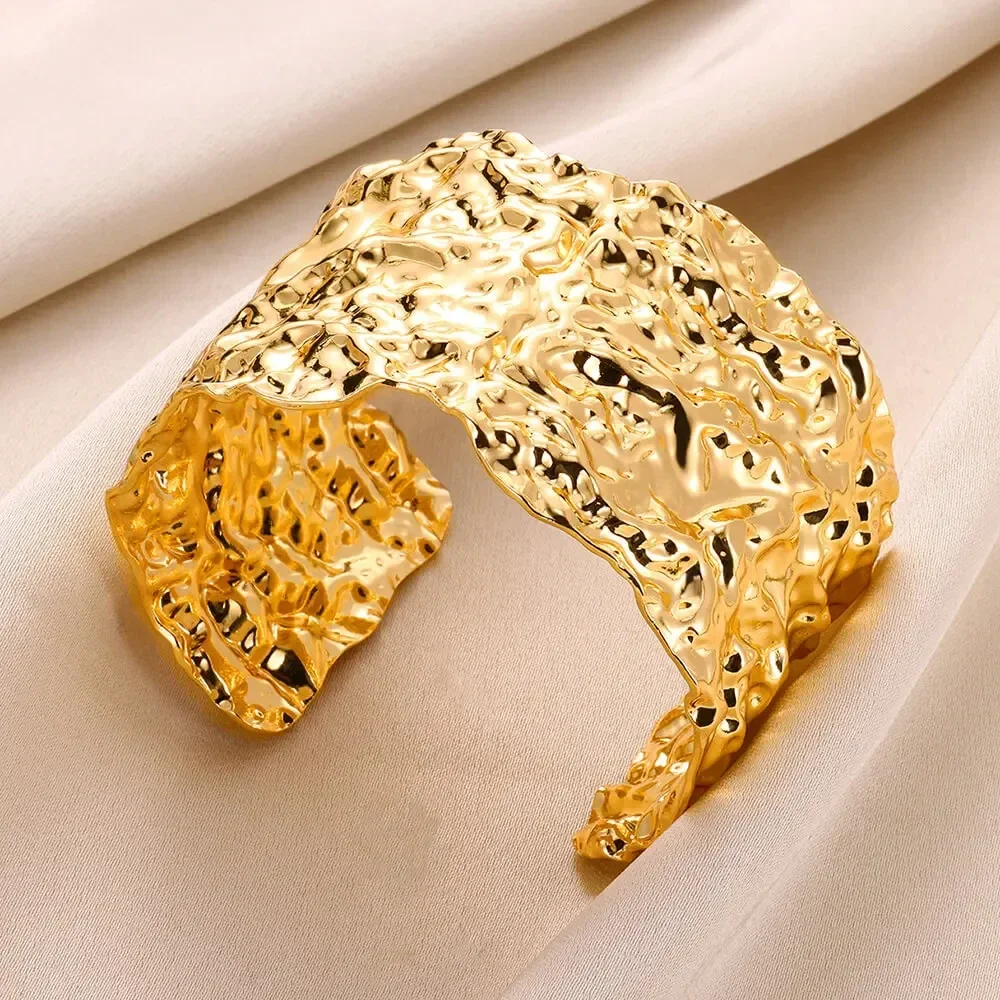 Bracciale rigido classico con texture antirughe color oro per donna Bracciale con polsino squisito Ornamento a mano in acciaio inossidabile Gioielli punk