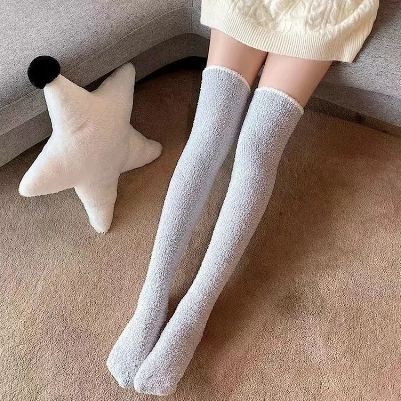 Calzini alti sopra il ginocchio in pile corallo caldo invernale per le donne Peluche per la casa Calzini lunghi per il pavimento del sonno Jk Calzino morbido solido per la coscia alta divertente