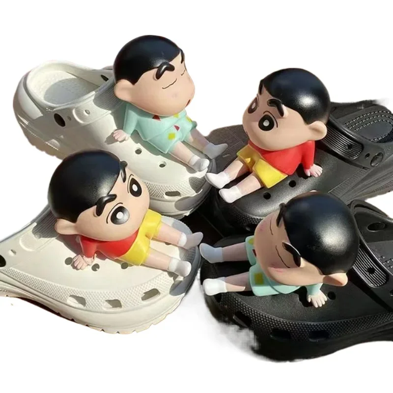 MINISO Crayon Shin-chan Figure Ciondoli per scarpe Fibbia per bambola per zoccoli coccodrillo Sandali Shin-chan Calzature Decorazione Regali Decorazioni da scrivania