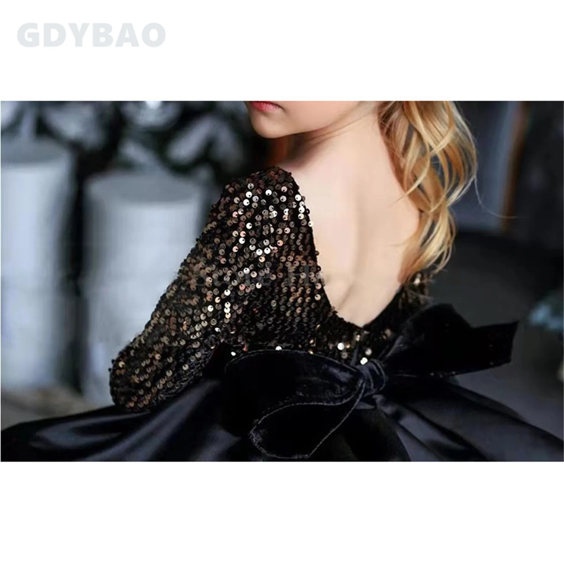 ทองเลื่อมสีดำชุดเดรสผู้หญิงลายดอกไม้แขนยาว Backless Scoop คอ Ruffles ฉัตรสาวพรรคประกวดคริสต์มาสชุด