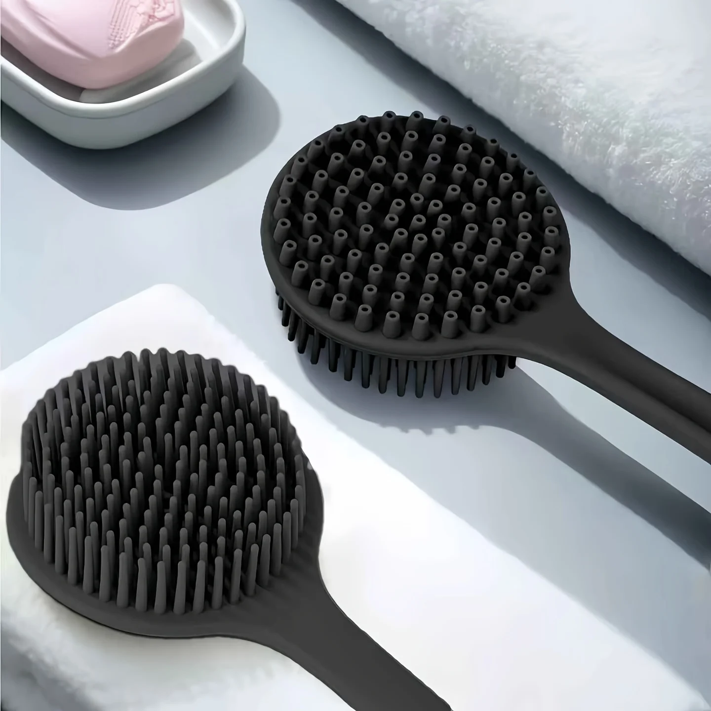 4-teiliges Badebürsten-Set. Weiche Silikon-Badebürste mit rutschfestem Griff, leicht zu reinigen und zu spülen, perfekt für den Einsatz im Bad