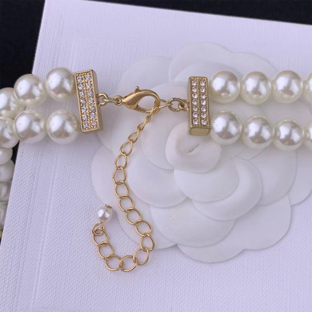 Женское колье ручной работы с бусинами и жемчугом