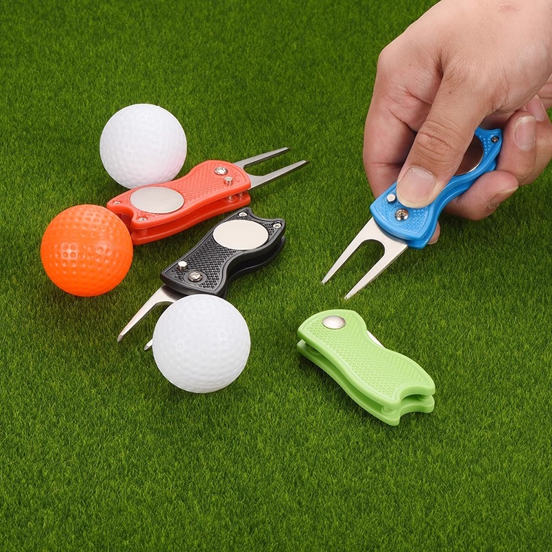 เครื่องมือซ่อมแซมกอล์ฟ Divot โลหะพับได้เครื่องมือ Divot กอล์ฟสีเขียวพร้อมเครื่องหมายลูกแม่เหล็ก