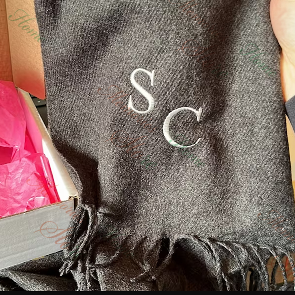 Personal isierte bestickte Schal mit Initialen oder Namen Hochzeits feier Brautjungfer Winters chal benutzer definierte Monogramm einfarbigen Schal