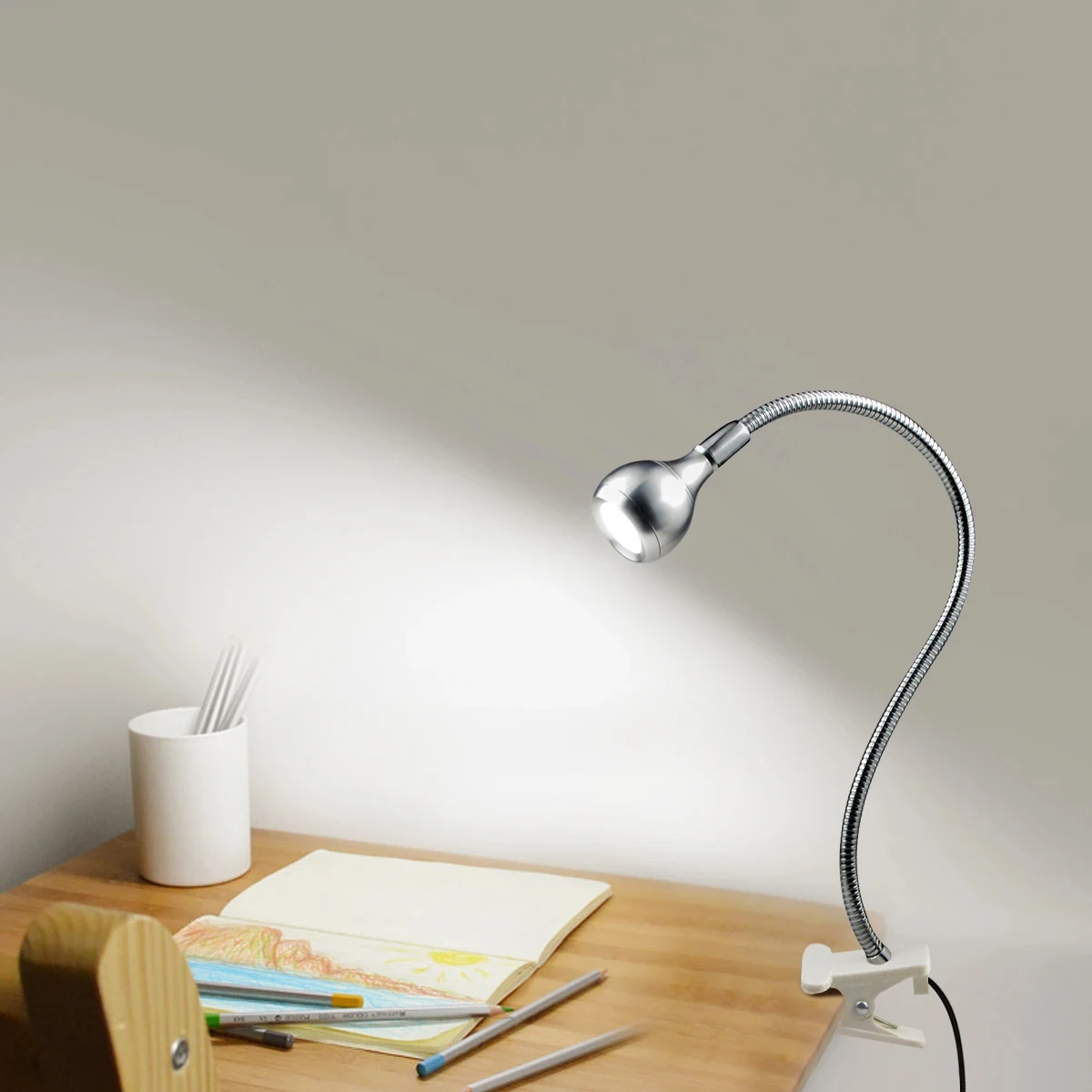 USB LED อ่านหนังสือโคมไฟตั้งโต๊ะไฟกลางคืนแบบยืดหยุ่นสำหรับห้องนอนข้างเตียง LED โคมไฟตั้งโต๊ะพร้อมคลิปยึดลูมินาเรีย