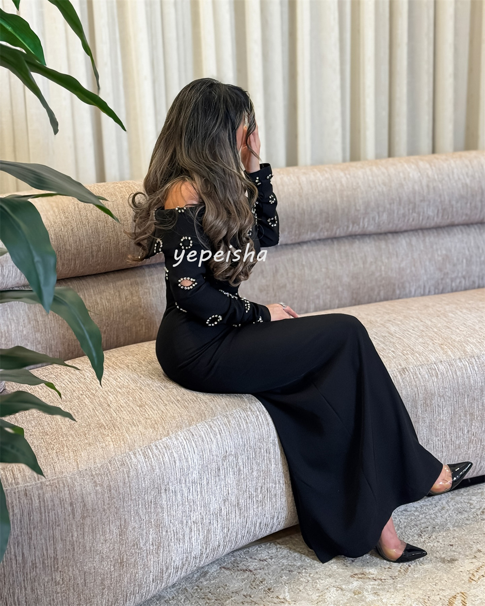 Maßgeschneiderte, moderne, modische Jersey-Kleider mit Strassfalten, gerade, schulterfrei, lange Kleider, maßgeschneiderte Anlasskleider, klassisch