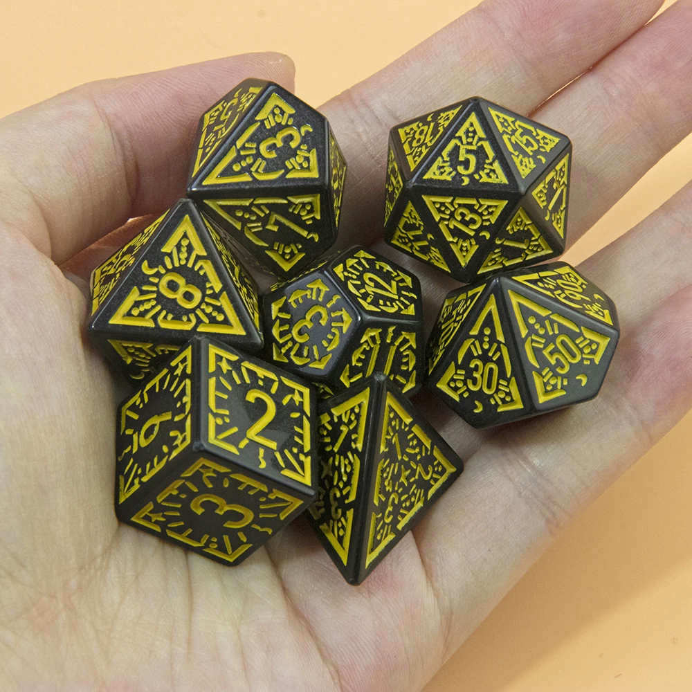 DND แกะสลักรูปแบบลูกเต๋า 7 ชิ้น RPG ชุดลูกเต๋า Polyhedral สําหรับ Boardgame เป็นของขวัญอุปกรณ์ความบันเทิง