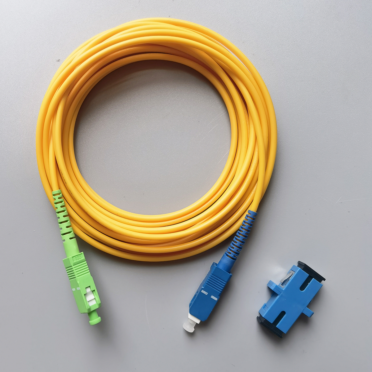 SC/APC-SC/UPC สายแพทช์ไฟเบอร์ไฟเบอร์ออปติกในร่ม FTTH 2 m/5 m/15 m สายไฟเบอร์ออปติกสําหรับอินเทอร์เน็ตสายจัมเปอร์