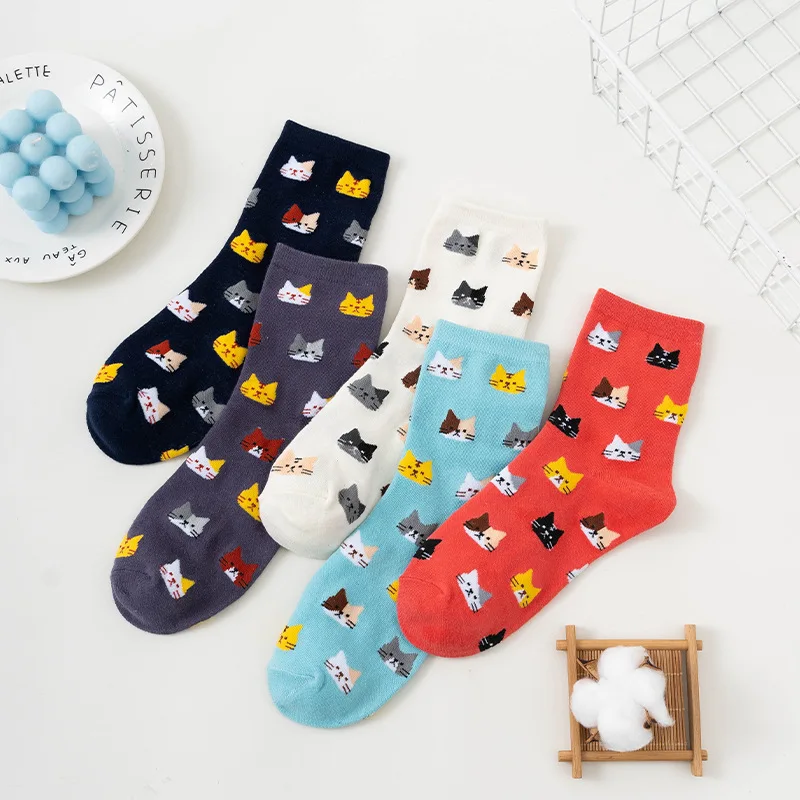 5 pares de calcetines de tubo medio con estampado de gato para mujer, patrones de dibujos animados multicolores a la moda, calcetines informales transpirables suaves y cómodos