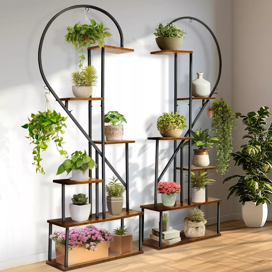 6-stufiger Pflanzenständer aus Holz und Metall in Herzform