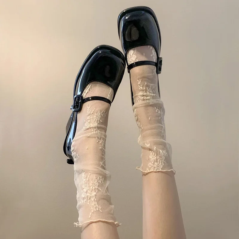 Medias finas de gasa de encaje estético para mujer, medias florales en blanco y negro para mujer, calcetines hasta la rodilla de tubo medio para niña, calcetines Lolita para mujer