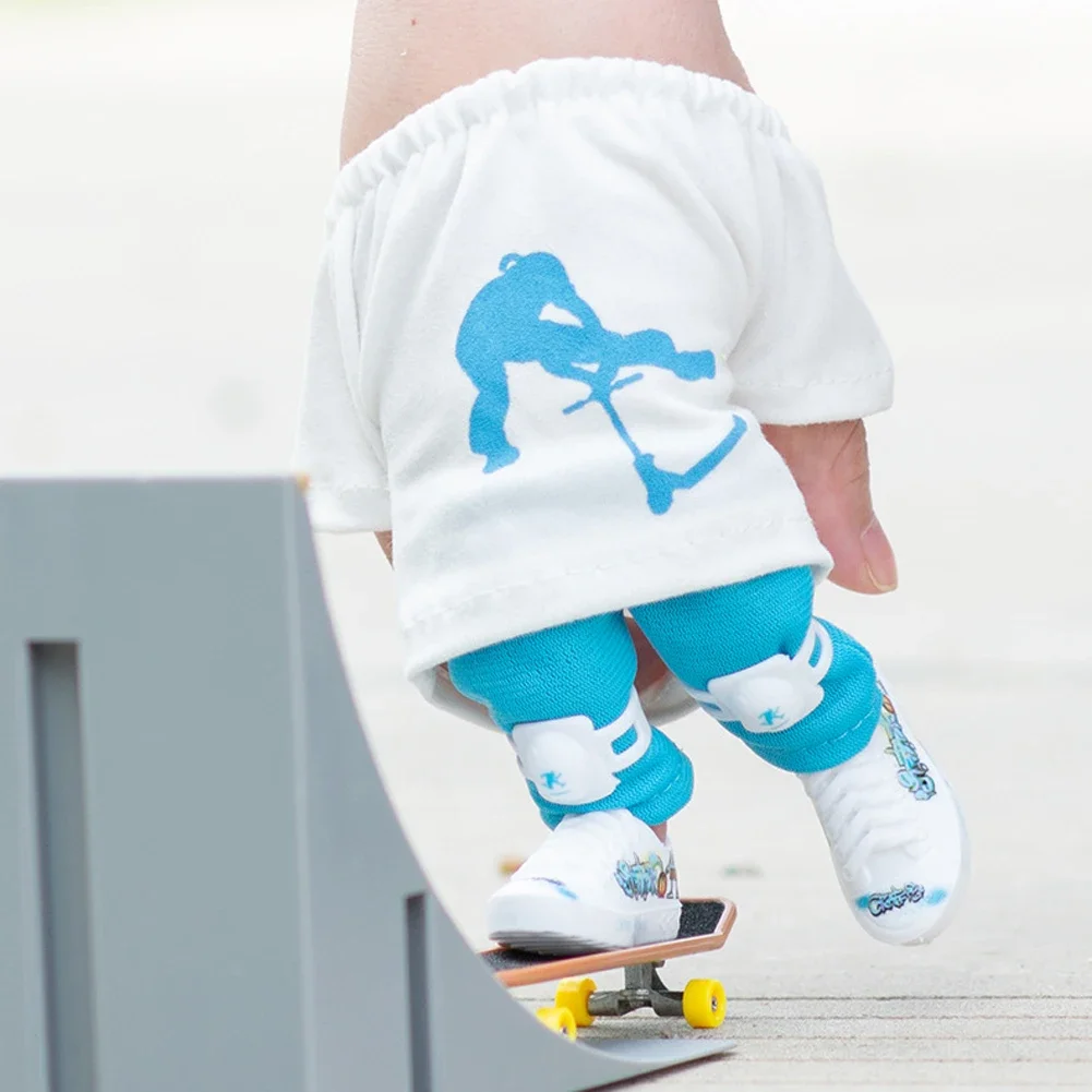 Mini Finger Skateboard ชุด Finger Board กางเกงและรองเท้า Multicolors สําหรับปาร์ตี้ฮาโลวีนโปรดปรานเด็กของขวัญวันเกิดเกมของเล่น