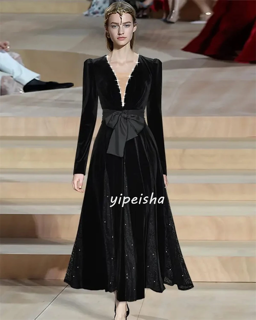 ที่กําหนดเองเจอร์ซีย์ประดับด้วยเลื่อม Ruched คนดัง A-line คอวี Bespoke โอกาสชุดเดรส Midi