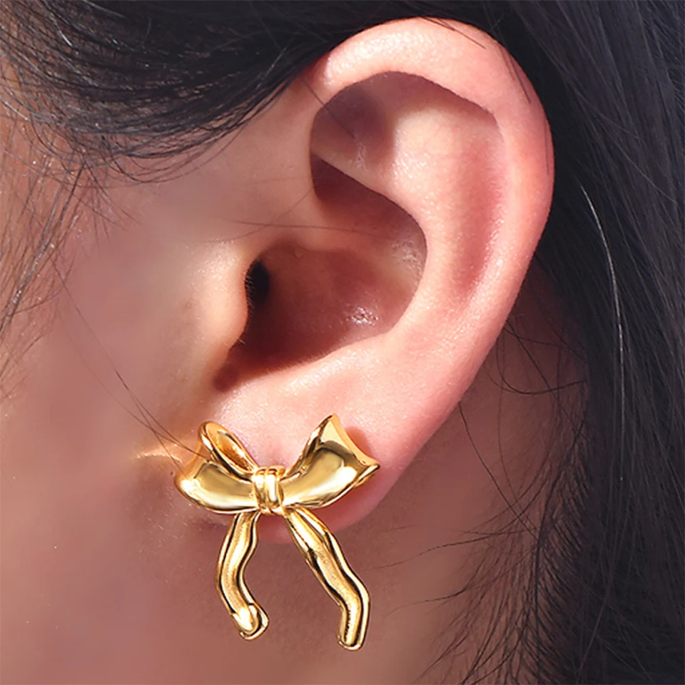 ZAKOL Orecchini con nodo a fiocco in nastro metallico color oro dolce per donne e ragazze Accessori per orecchie Y2K con fiocco irregolare