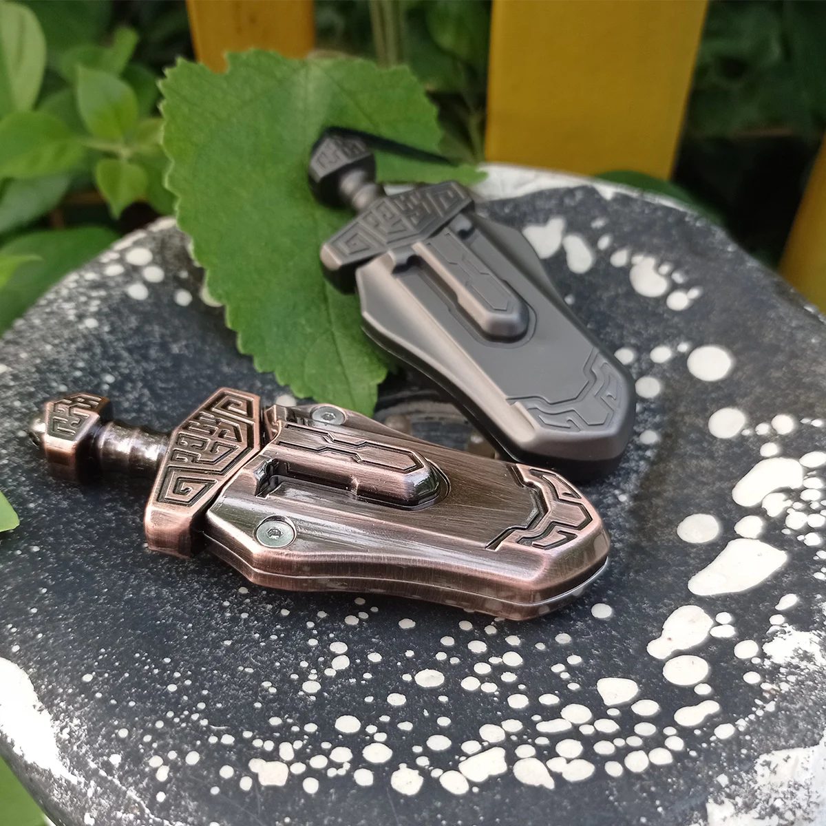 EDC Fingertip Push Card Schwert Push Card Mini Fingertip Spielzeug lindert Stress für Erwachsene Magnetelement Anhänger Geschenk