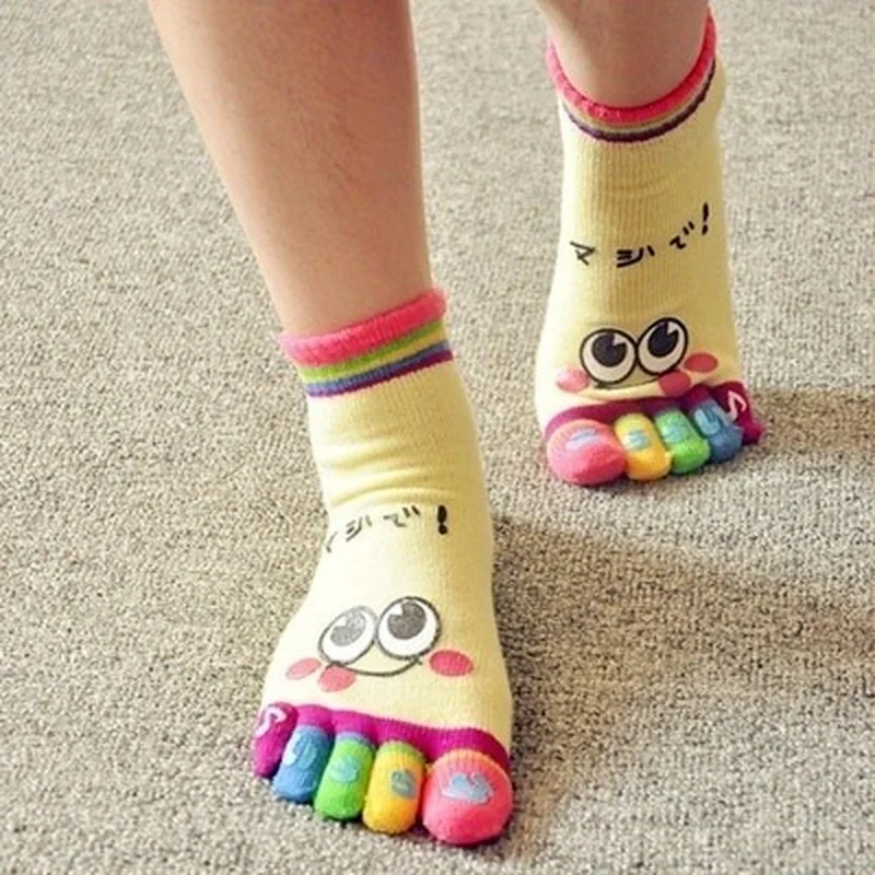 Niedliche lässige Fünf-Zehen-Crew-Finger-Show-lustige kurze Cartoon-Smoky-Bär-Socken aus Baumwolle
