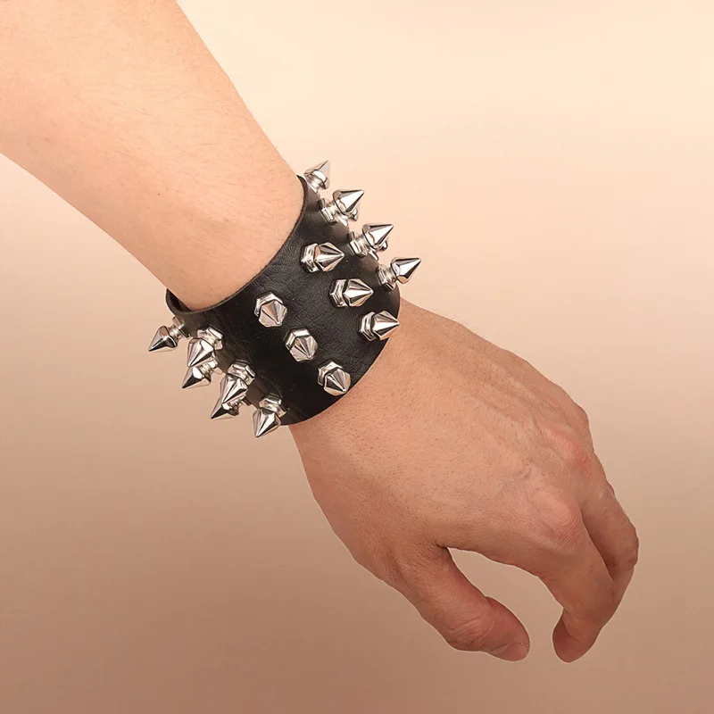 Bracciale punk per uomo donna - Polsino gotico in pelle nera con borchie in metallo - Bracciale rigido con rivetti a punta regolabile