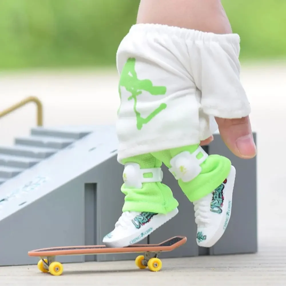 Mini Finger Skateboard ชุด Finger Board กางเกงและรองเท้า Multicolors สําหรับปาร์ตี้ฮาโลวีนโปรดปรานเด็กของขวัญวันเกิดเกมของเล่น