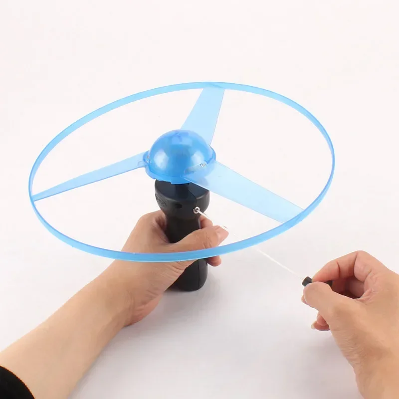 ของเล่นเด็ก 1 ชิ้น UFO ลูกบอลหมุนเรืองแสง ดึงสายไฟ มีไฟ LED ด้านบน ของเล่นคลาสสิกสำหรับเด็ก เล่นกีฬากลางแจ้ง เกมพ่อแม่ลูก