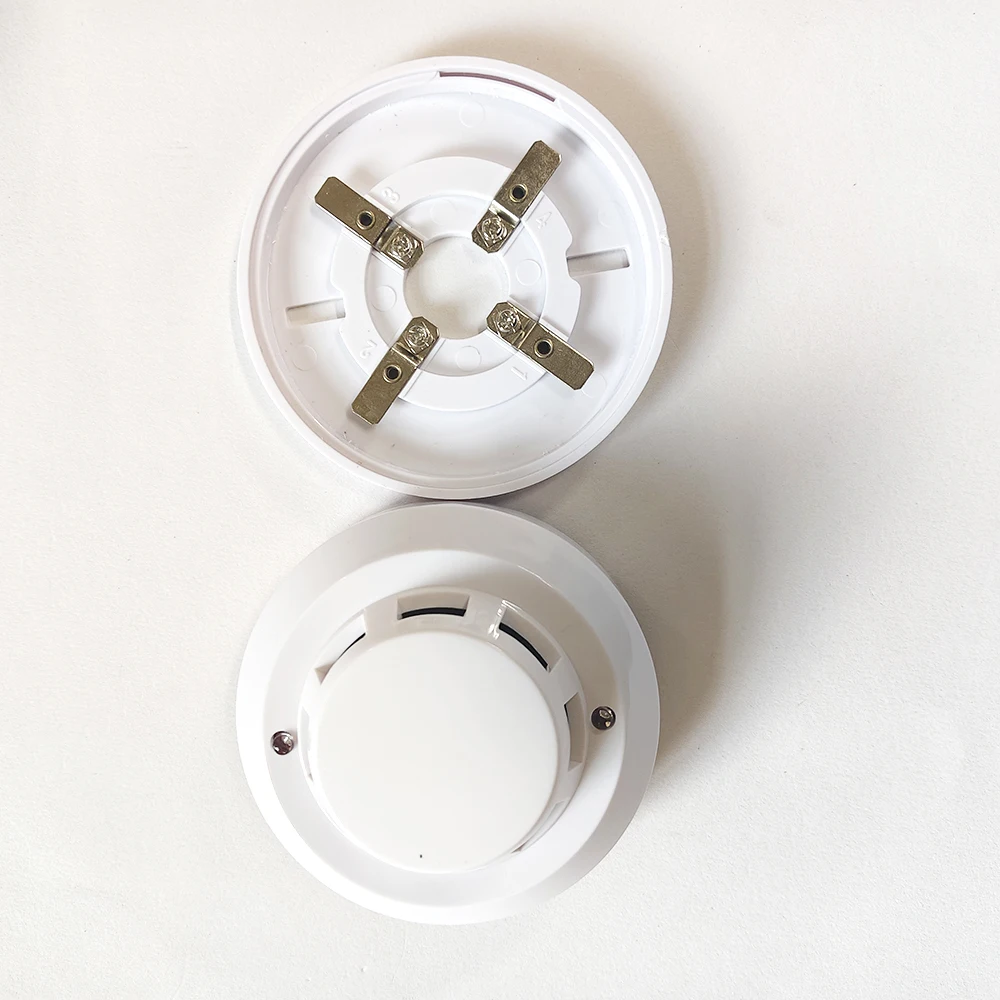 DC12V-24V แรงดันไฟฟ้าแบบมีสายในร่มเครื่องส่งสัญญาณควันรวบรวมเครื่องตรวจจับควัน ALARM SENSOR Stand Alone สําหรับ GSM ALARM System