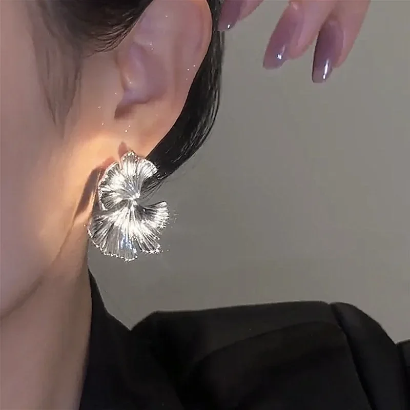 Orecchini semplici in foglia di ginkgo con pianta grande in metallo color argento per le donne Orecchini con perno di dichiarazione di moda Regalo di gioielli Pendiente